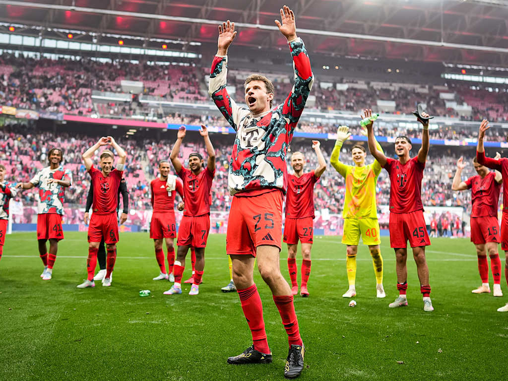 Thomas Müller tanzt nach dem Spiel bei RB Leipzig zusammen mit seinen Kollegen vor der Kurve