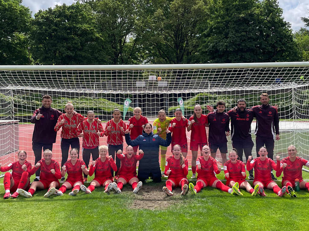 Gruppenbild der FC Bayern Frauen II beim Jubel vor dem Tor