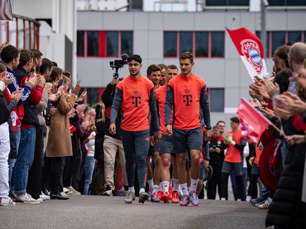 Aleksandar Pavlovic and Josip Stanisic walk through the guard of honour.