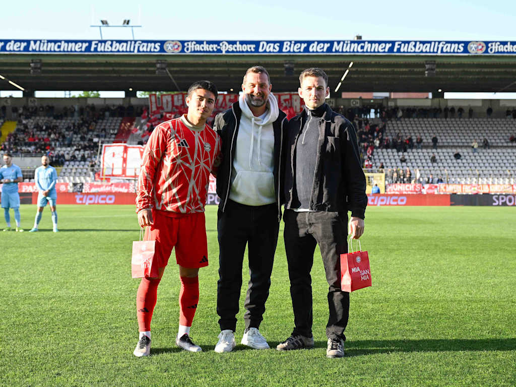 Timo Kern, Markus Weinzierl und Angelo Brückner posieren vor den FC Bayern Fans.