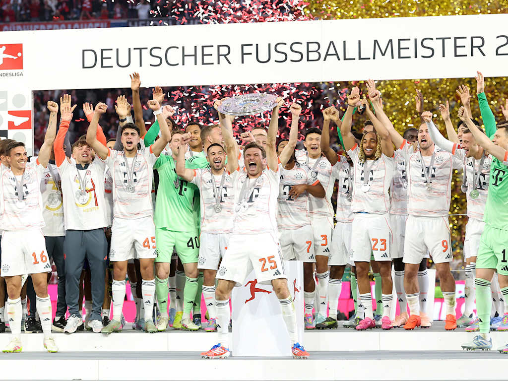 Thomas Müller lifts the Meisterschale