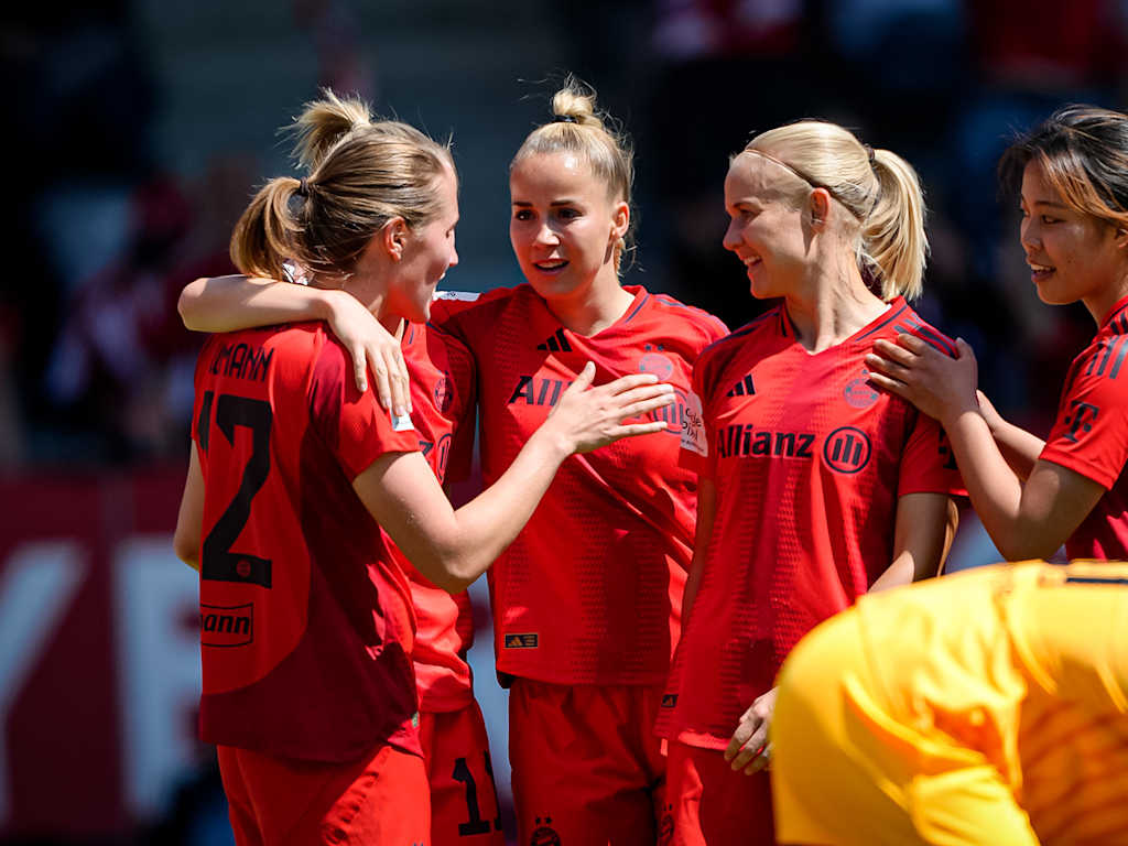 Sydney Lohmann, Giulia Gwinn, Pernille Harder und Momoko Tanikawa bejubeln zusammen das Tor zum 2:0