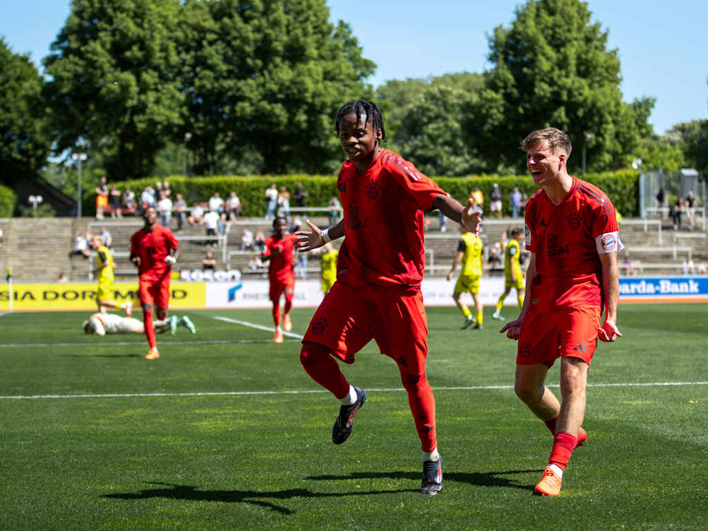 Die U17 bejubelt den Sieg bei Borussia Dortmund.