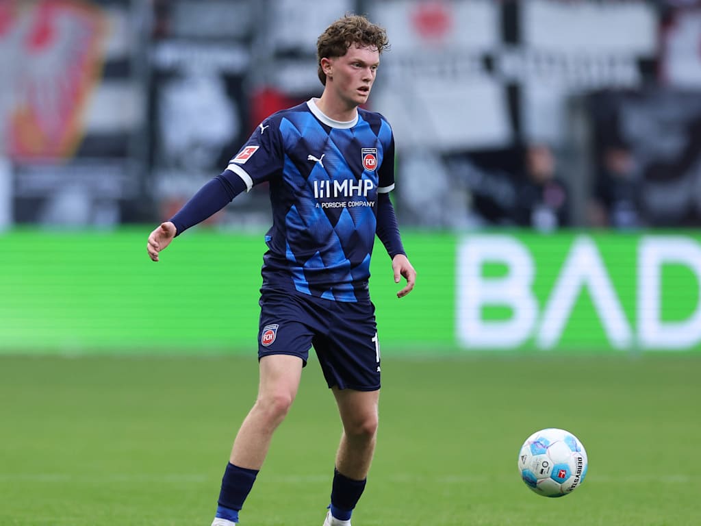 Paul Wanner mit Ball am Fuß gegen Union Berlin.