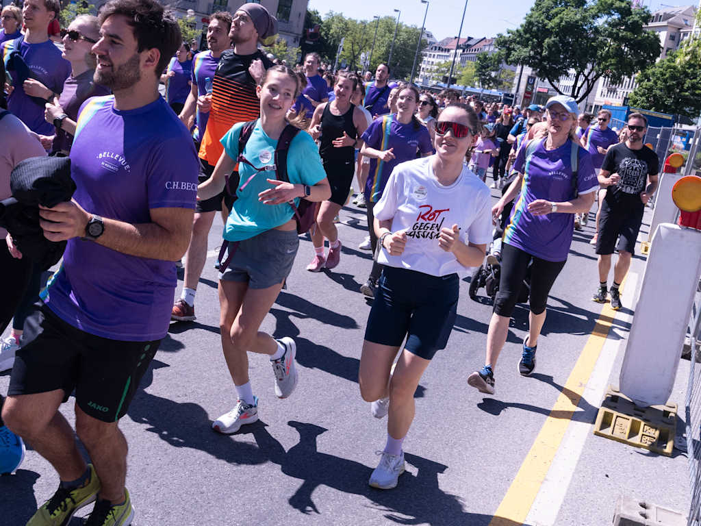 Teilnehmer des Giro di Monaco joggen durch München