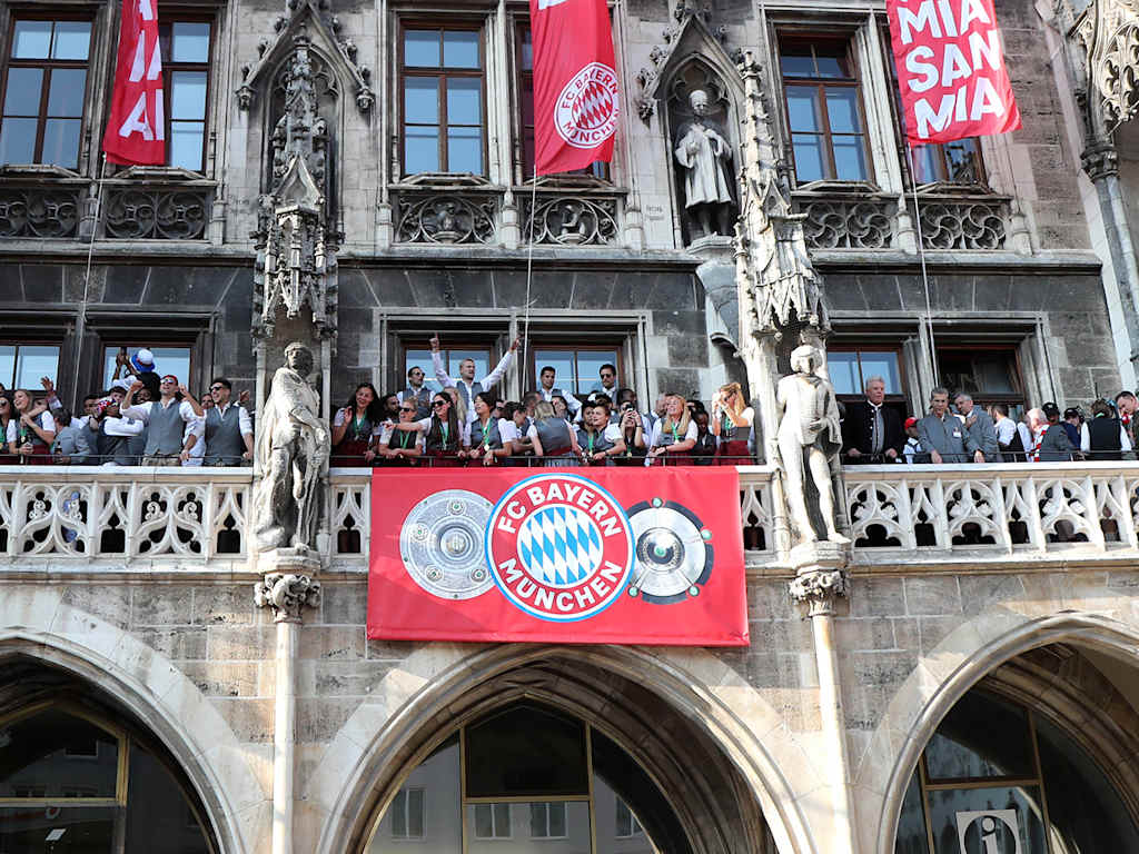 Women's and men's teams with the trophies on the Town Hall balcony in 2023