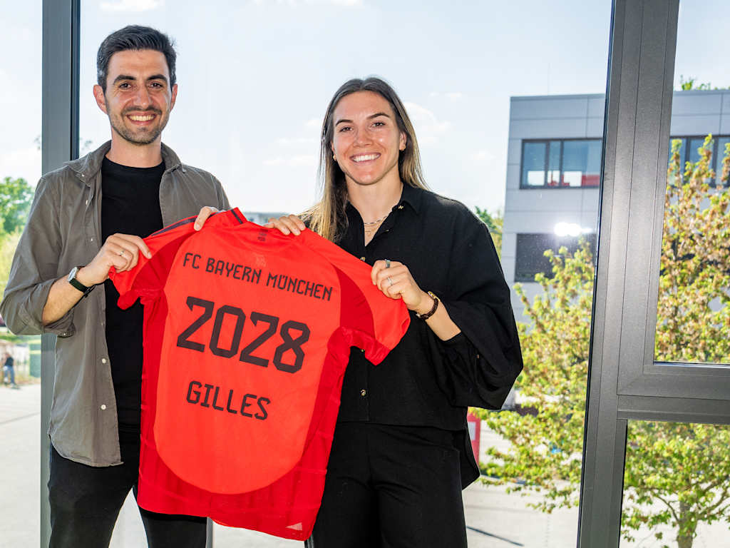 Francisco De Sá Fardilha and Vanessa Gilles hold up the shirt with Vanessa Gilles and the year 2028.