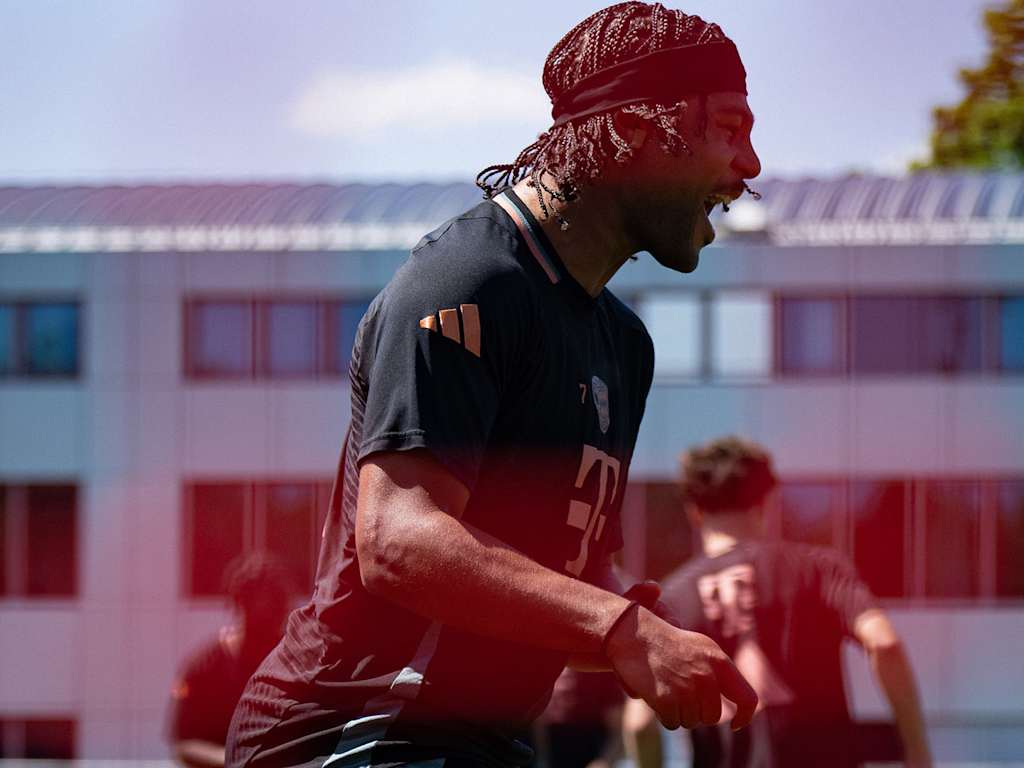Serge Gnebry jubelt im Training des FC Bayern