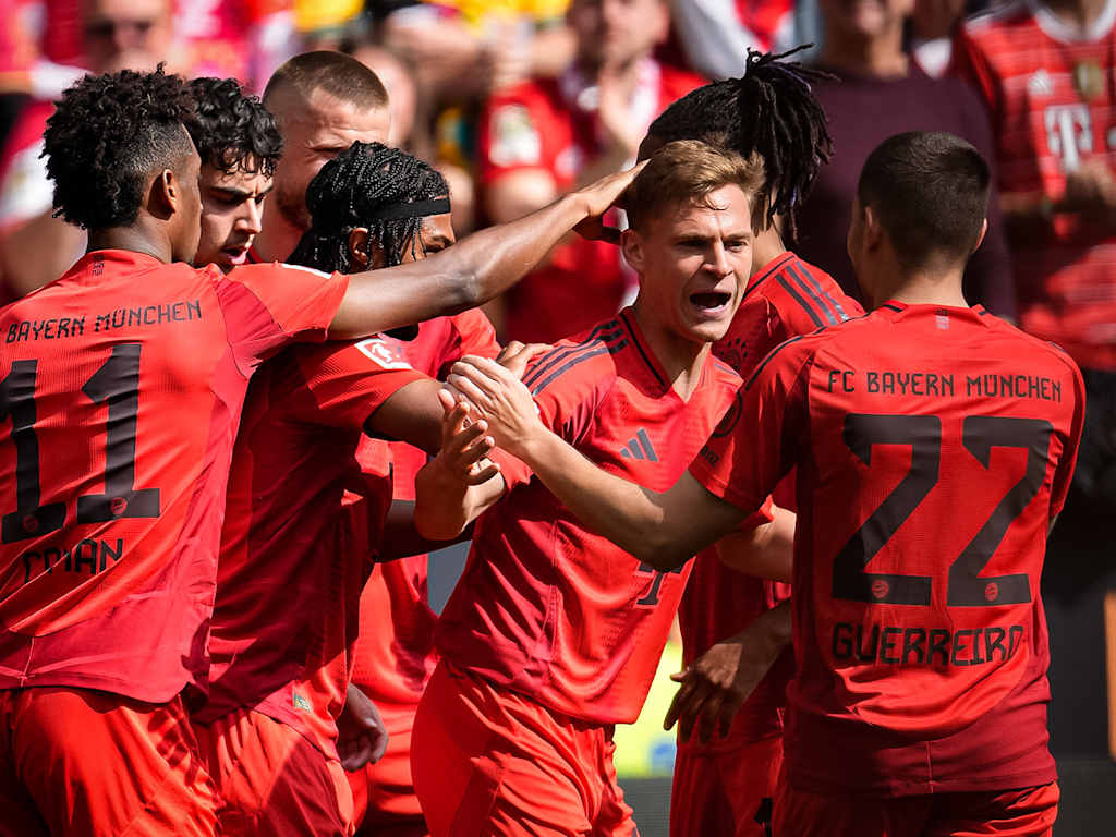Joshua Kimmich bejubelt mit seinen Teamkollegen des FC Bayern sein Tor zum 2:0 gegen Hoffenheim
