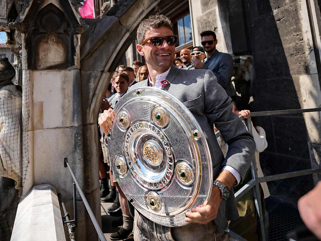 Thomas Müller mit der Meisterschale und seinen Teamkollegen auf dem Rathausbalkon am Marienplatz