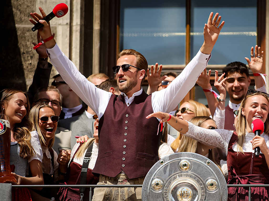Georgia Stanway und Harry Kane singen zusammen auf dem Rathausbalkon am Münchner Marienplatz