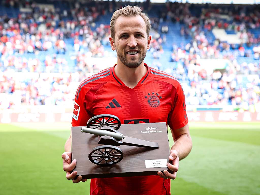 FC Bayerns Harry Kane mit der Torjägerkanone für den erfolgreichsten Torschützen der Bundesliga-Saison 2024/25