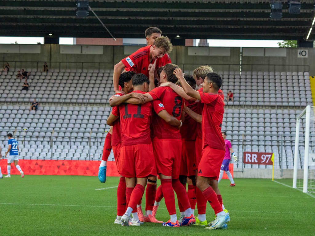 Spieler der FC Bayern Amateure jubeln gemeinsam