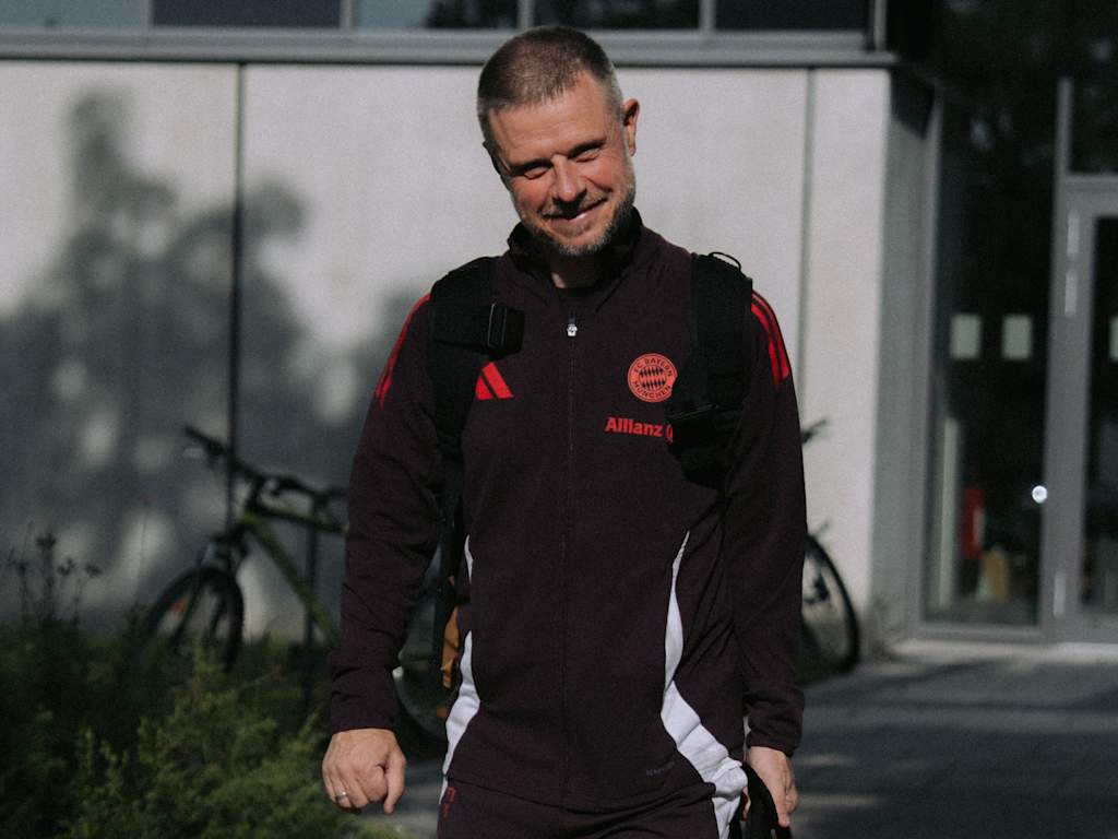 Trainer Alexander Straus am FC Bayern Campus auf dem Weg zum Bus.