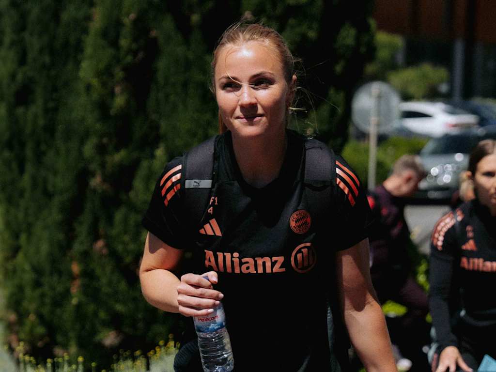 Kapitänin Glodis Perla Viggosdottir mit einem Rollkoffer und Rucksack auf dem Weg ins Hotel.