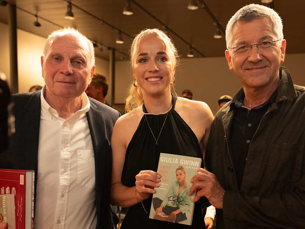 Uli Hoeneß, Giulia Gwinn und Herbert Hainer (v.li.) bei der Buchvorstellung.