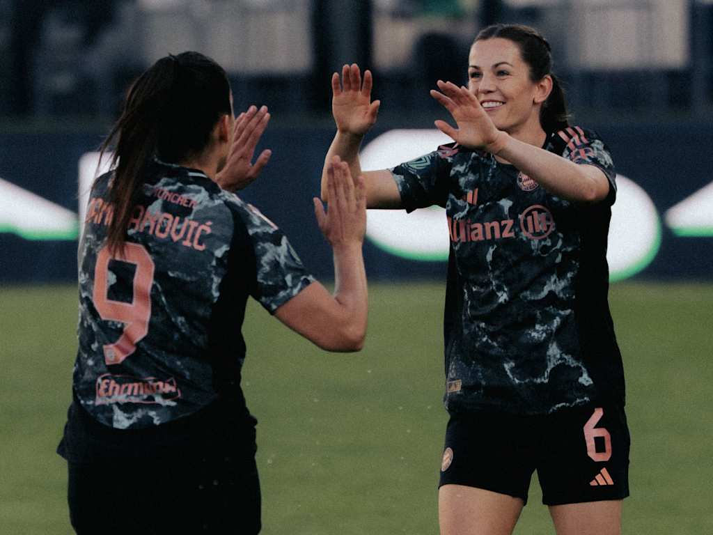 Die Frauen des FC Bayern bejubeln einen Treffer gegen Ajax Amsterdam