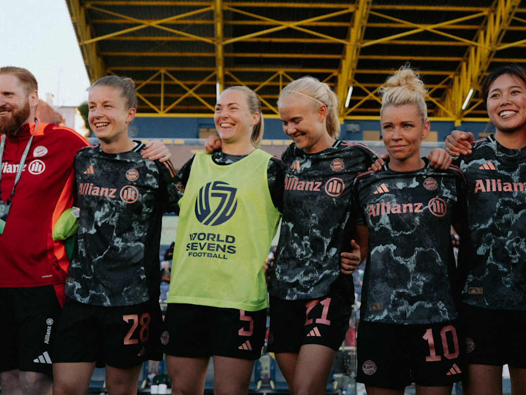 Die FC Bayern Frauen freuen sich nach ihrem Sieg in Portugal.