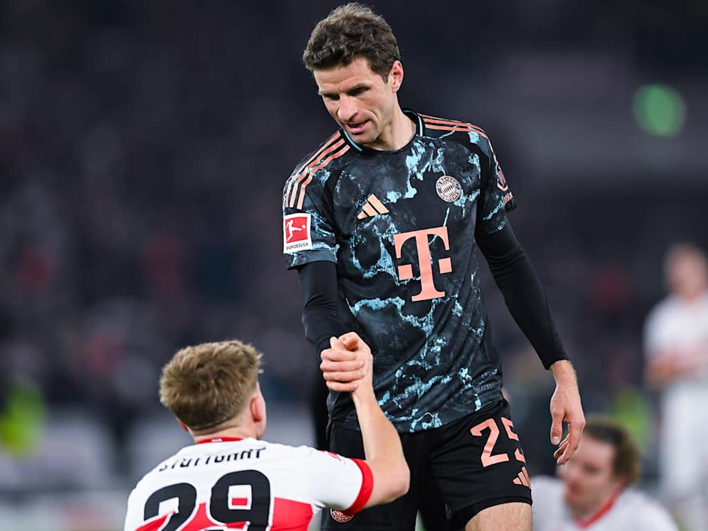 Thomas Müller beweist Fairplay und hilft seinem Gegenspieler auf