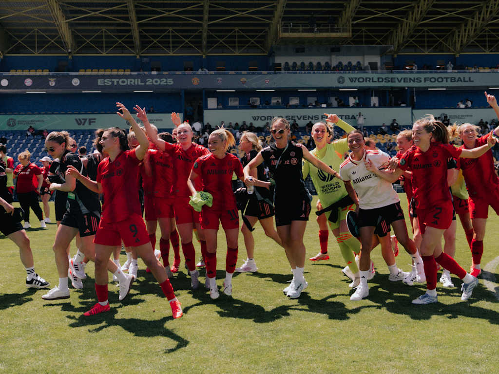 Die FC Bayern Frauen feiern in der Gruppe auf dem Platz nach einem Sieg.