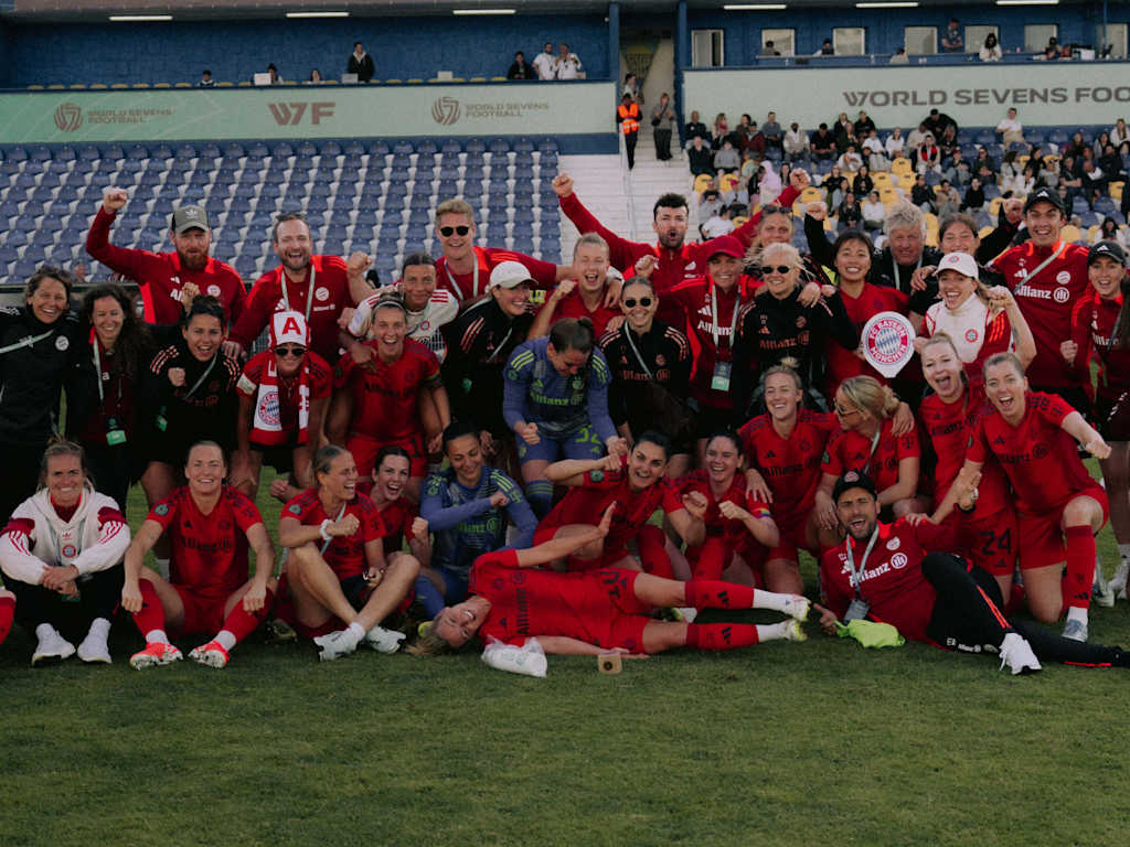 Die FC Bayern Frauen feiern den Halbfinal-Einzug in Portugal.