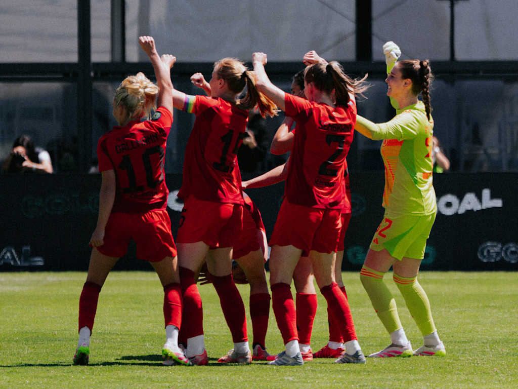 Jovana Damnjanovic feiert mit den FC Bayern Frauen den Final-Einzug in Portugal.