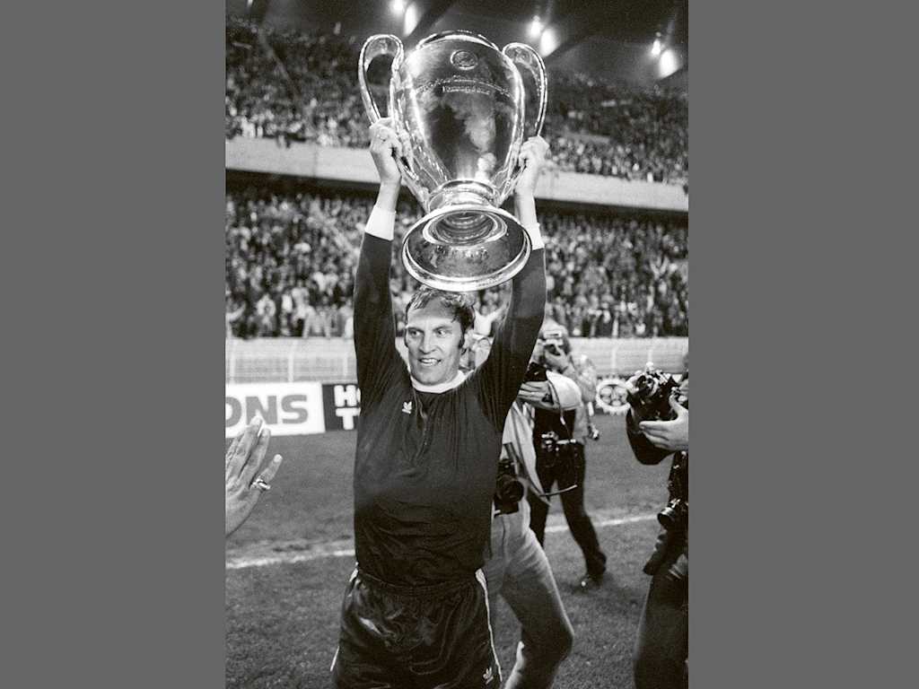 Der Pokal des Landesmeistercups nach dem Finale 1975 zwischen dem FC Bayern und Leeds United