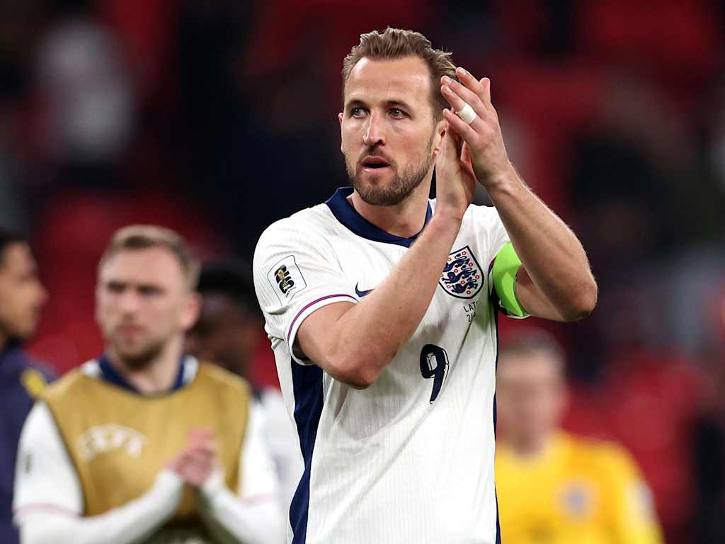 Harry Kane applaudiert nach einem Länderspiel der englischen Nationalmannschaft in Richtung der Fans