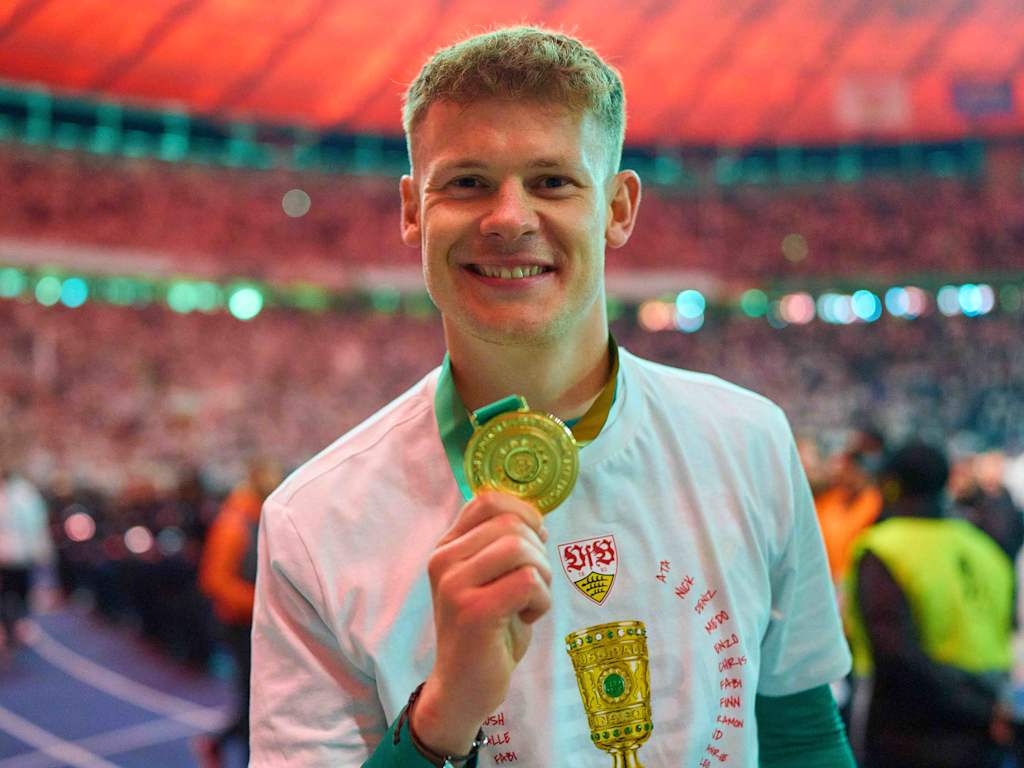 Alexander Nübel posiert mit der Goldmedaille im Berliner Olympiastadion.