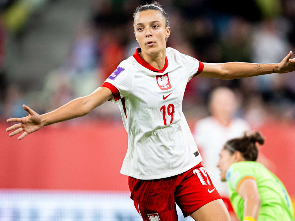 Natalia Padilla Bidas jubelt im Trikot der polnischen Nationalmannschaft nach einem Tor.