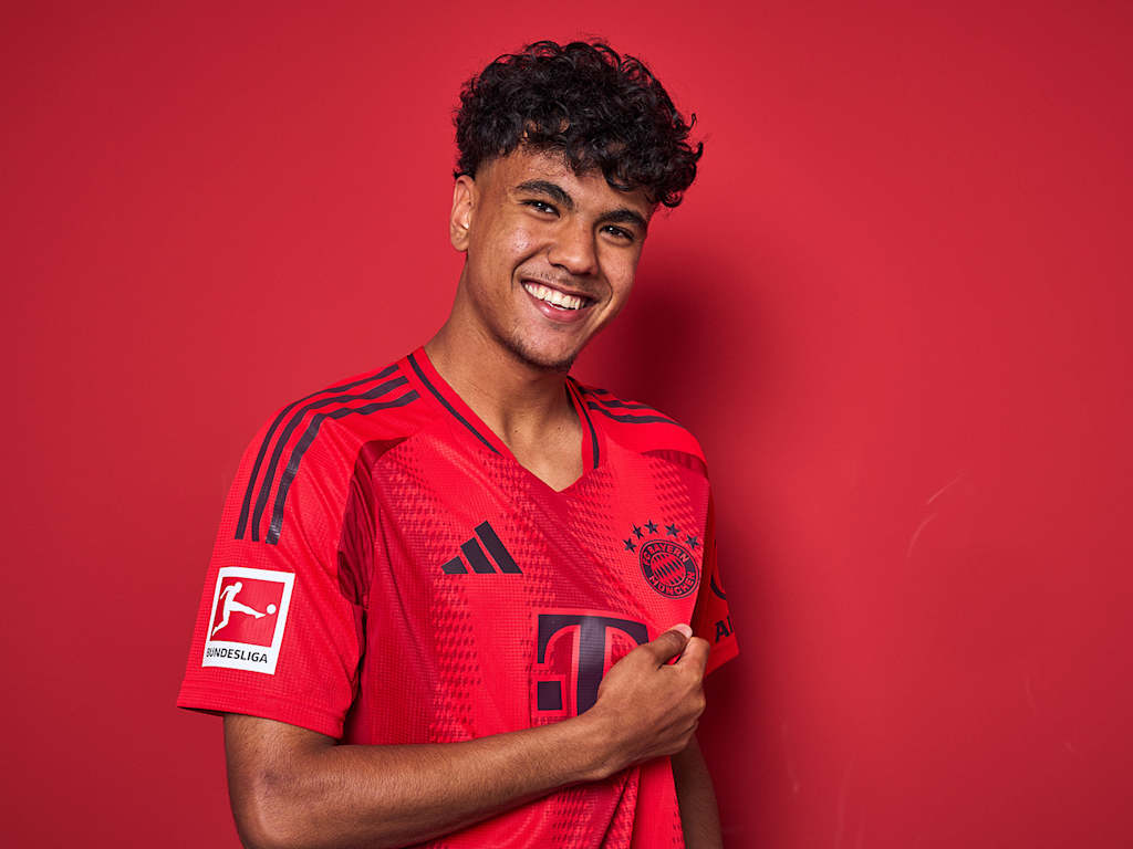 Photo of Adam Aznou in a red FC Bayern shirt