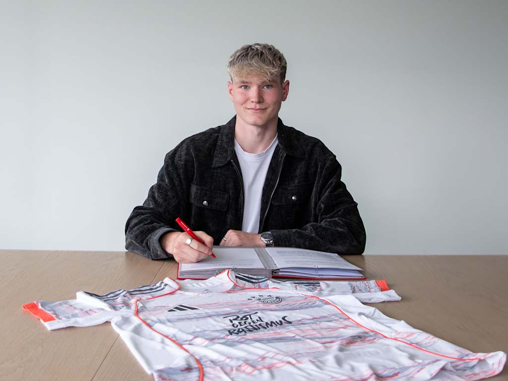 Richard Meier bei der Vertragsunterschrift am FC Bayern Campus.