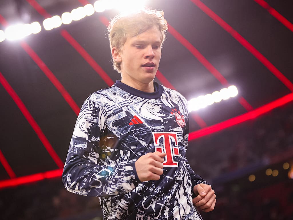Frans Krätzig warms up before an FC Bayern Bundesliga match at the Allianz Arena.
