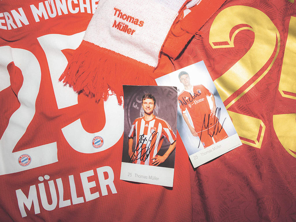 Shirts, fan scarves and autograph cards of FC Bayern pro Thomas Müller