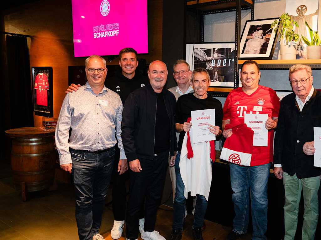 Gruppenfoto mit den Gewinnern des FC Bayern Mitglieder Schafkopf 2025