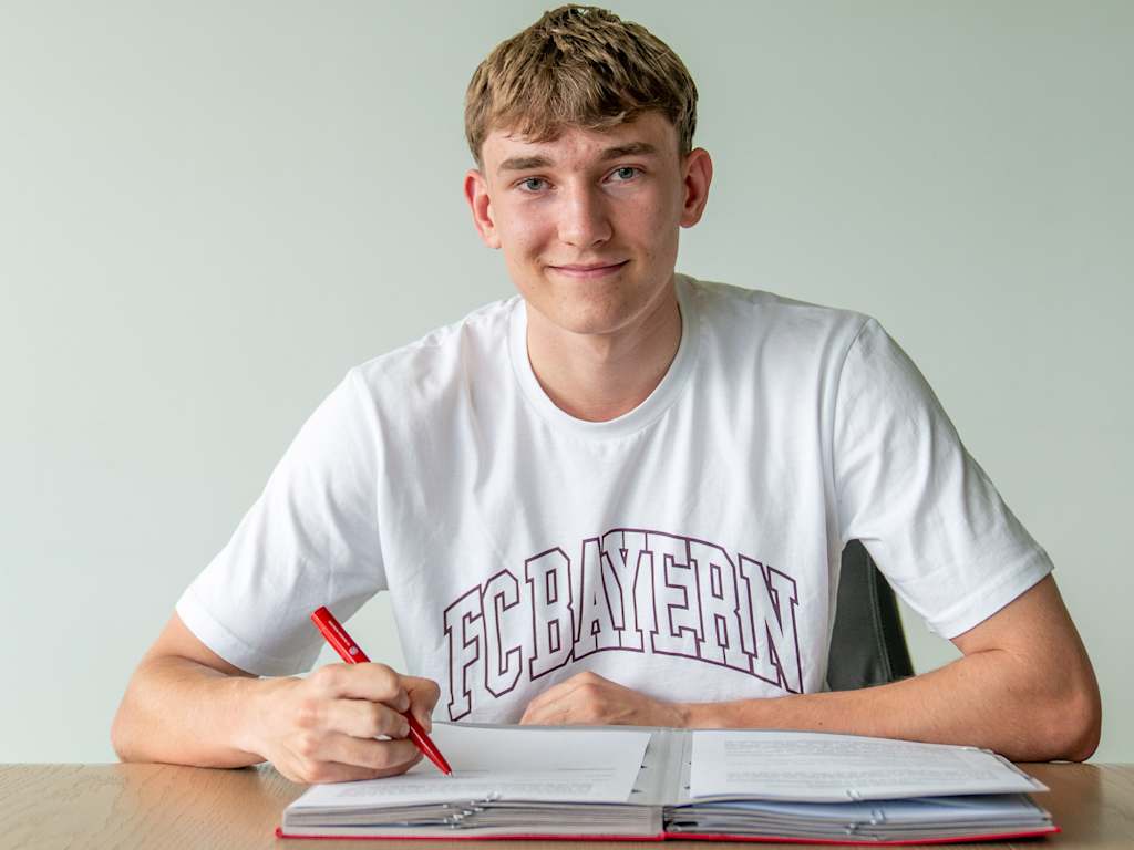 Artur Degraf bei der Vertragsunterschrift am FC Bayern Campus.