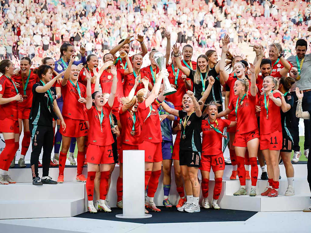 Die FC Bayern Frauen jubeln mit dem DFB-Pokal