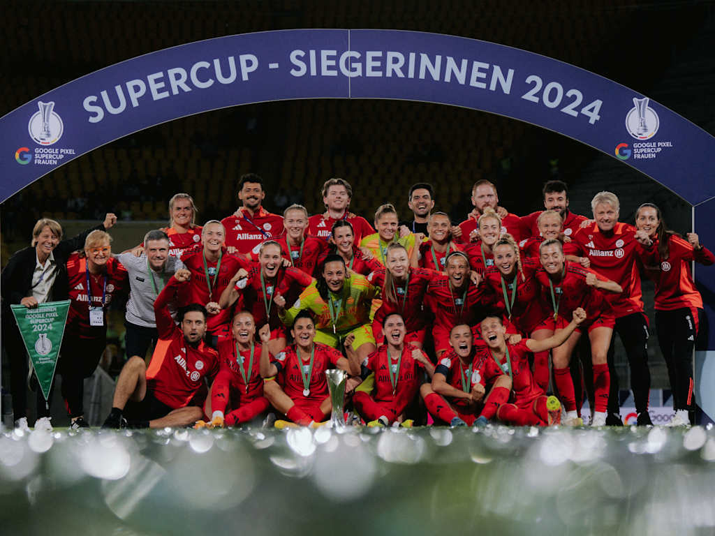 FC Bayern Frauen feiern jubelnd den Supercup Sieg 2024
