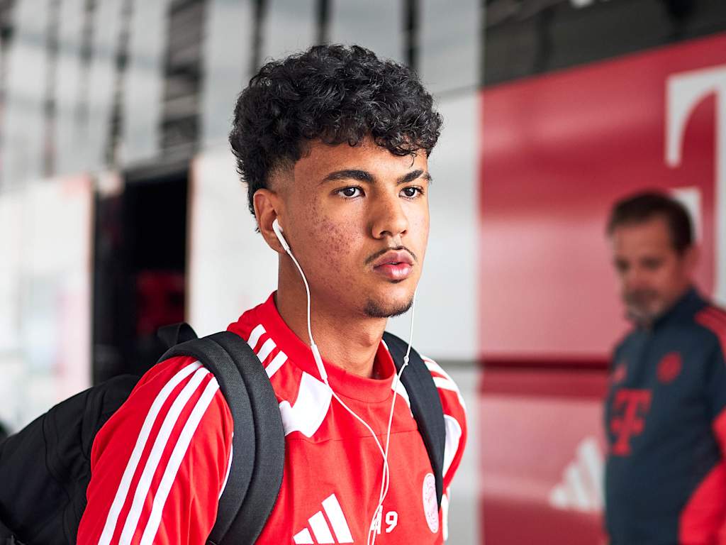 Adam Aznou in FC Bayern training at Säbener Straße