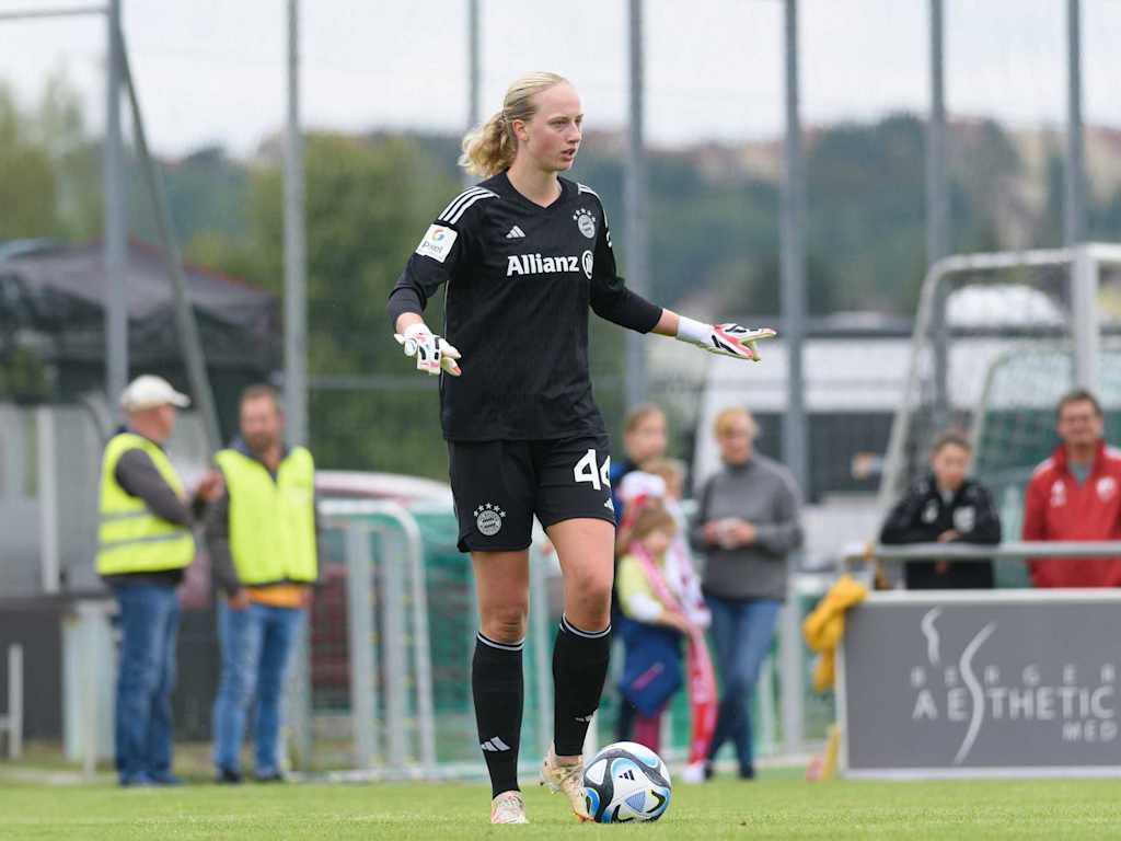 Cecilía Rán Rúnarsdóttir mit Ball am Fuß im Spiel für die FC Bayern Frauen
