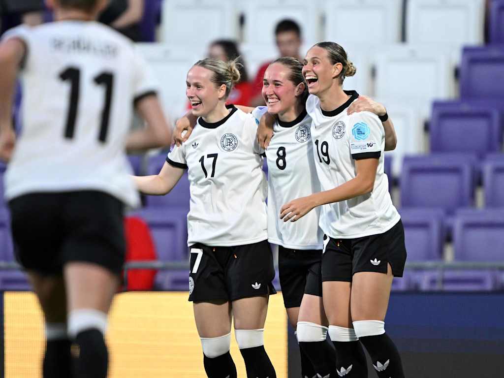 Franziska Kett, Sydney Lohmann und Klara Bühl jubeln Arm in Arm im Trikot der deutschen Nationalmannschaft