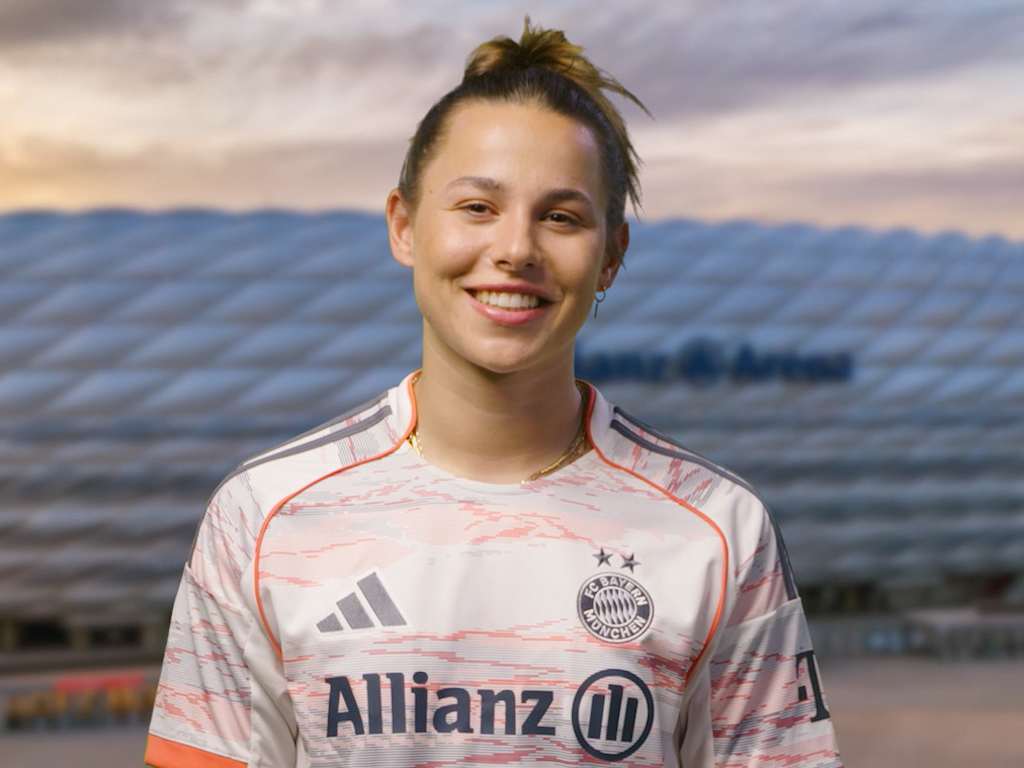Lena Oberdorf im Bayern Trikot vor der Allianz Arena
