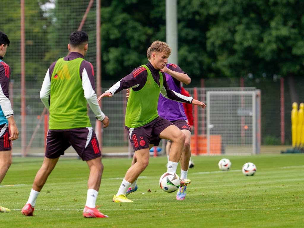 Kurt Rüger im Training der Amateure am Ball.