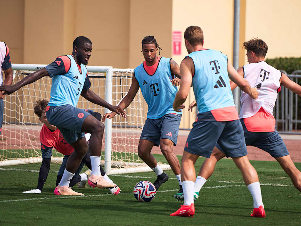 Michael Olise and Dayot Upamecano during FC Bayern's training session.