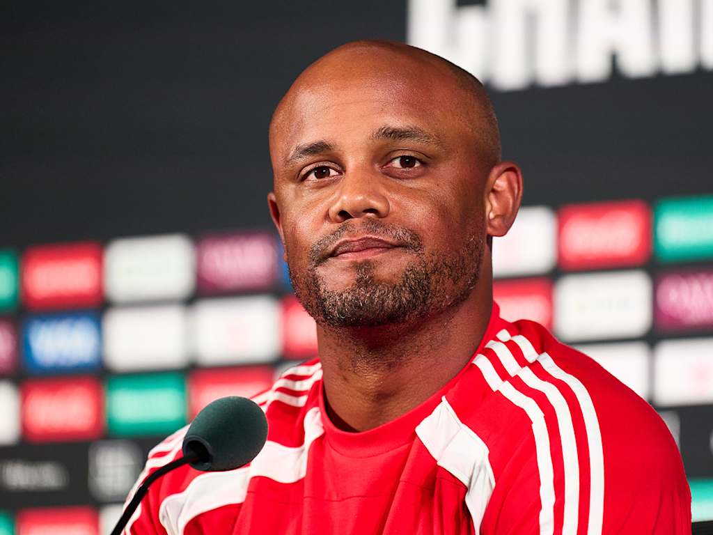 Vincent Kompany auf der Pressekonferenz des FC Bayern