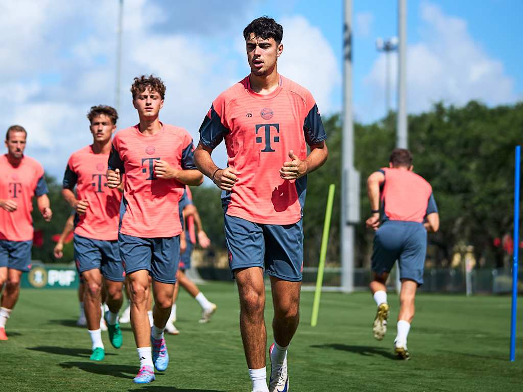 Aleksandar Pavlovic warms up during FC Bayern training in Orlando.