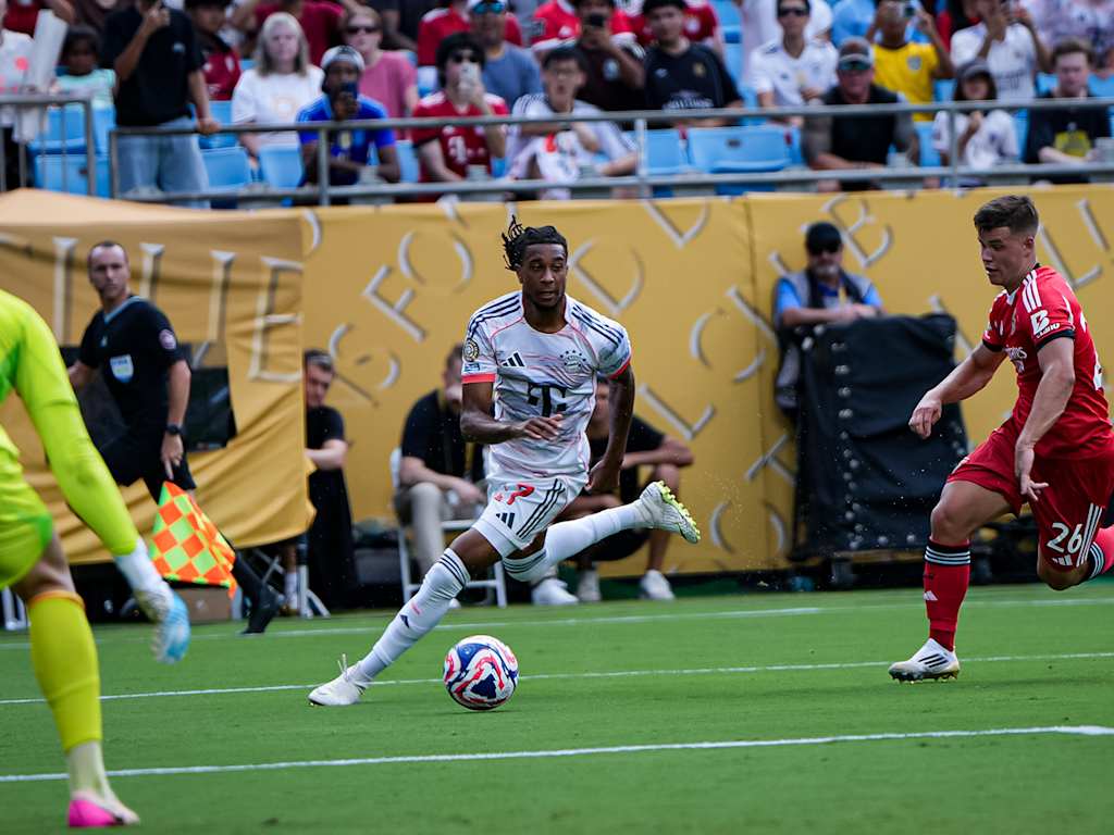 Michael Olise mit Ball im Fuß im Strafraum im Spiel des FC Bayern gegen Benfica Lissabon bei der Klub-WM