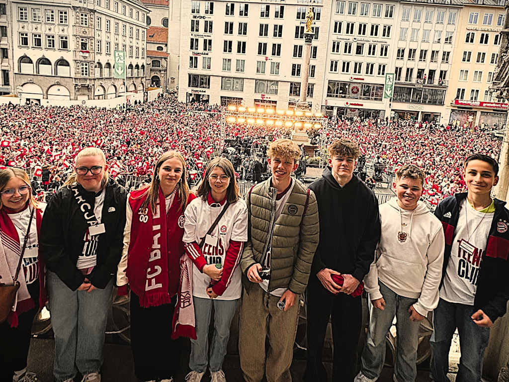 Mit dem FC Bayern TEENS-Club auf dem Rathausbalkon bei der Meisterfeier