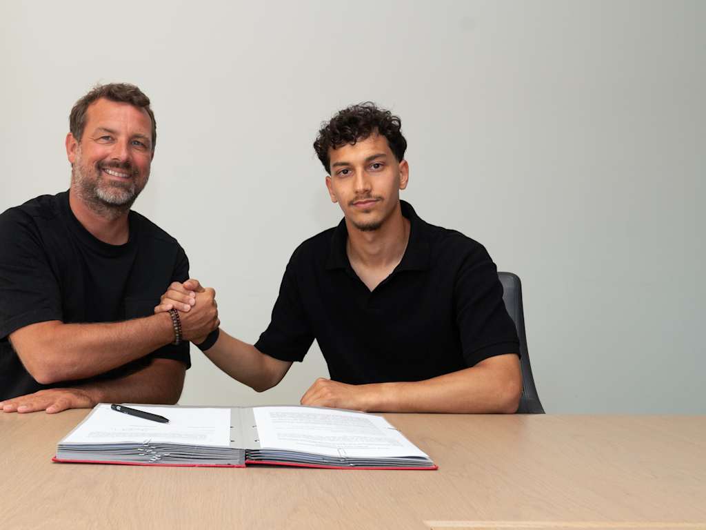 Markus Weinzierl und Mudaser Sadat bei der Vertragsunterzeichnung.