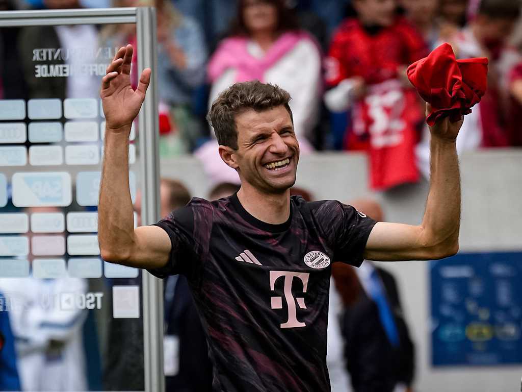 Thomas Müller lachend nach seinem letzten Bundesliga-Spiel für den FC Bayern